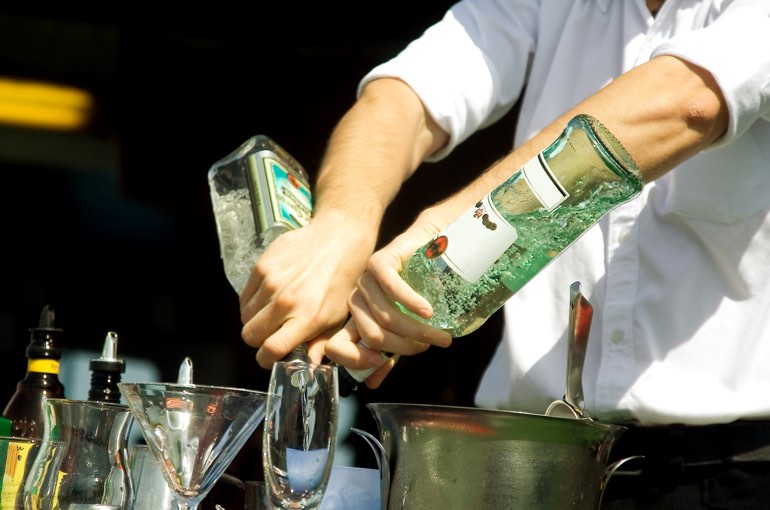 Foto vom catering Barkeeper der einen Cocktail mischt